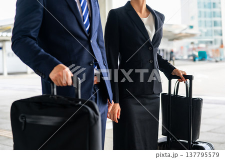ビジネス出張の二人組 ■撮影協力:関西国際空港(KIX) ビジネス出張の二人組 ■撮影協力:関西国際空港(KIX) 137795579