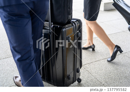 出張中の二人組 ■撮影協力：関西国際空港（KIX） 137795582