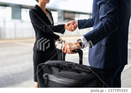 空港での握手と出張 ■撮影協力：関西国際空港（KIX） 137795583