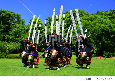 神楽の国のお祭りで、神楽をとる 137795887