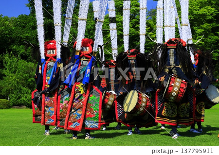 神楽の国のお祭りで、神楽をとる 神楽の国のお祭りで、神楽をとる 137795911