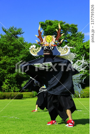 神楽の国のお祭りで、神楽をとる 神楽の国のお祭りで、神楽をとる 137795926