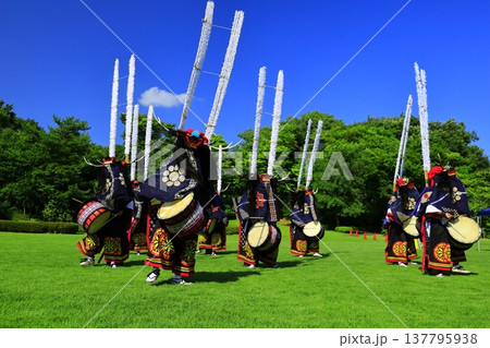 神楽の国のお祭りで、神楽をとる 神楽の国のお祭りで、神楽をとる 137795938