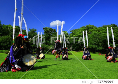 神楽の国のお祭りで、神楽をとる 137795941