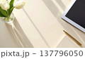くすみカラーで統一された清潔感のあるデスク、タブレットと万年筆が置かれた洗練されたワークスペース 137796050