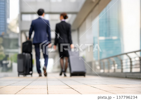 ビジネス二人組 海外移動 ■撮影協力：関西国際空港（KIX） 137796234