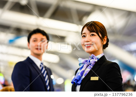 空港スタッフの笑顔の接客 ■撮影協力:関西国際空港(KIX) 空港スタッフの笑顔の接客 ■撮影協力:関西国際空港(KIX) 137796236
