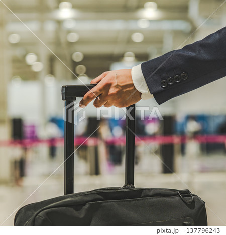 出張の移動準備 ■撮影協力：関西国際空港（KIX） 137796243