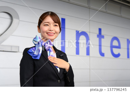 客室乗務員が歓迎の挨拶 ■撮影協力:関西国際空港(KIX) 客室乗務員が歓迎の挨拶 ■撮影協力:関西国際空港(KIX) 137796245