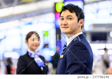 空港スタッフの笑顔の接客 ■撮影協力：関西国際空港（KIX） 137796246