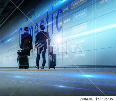未来感ある空港を歩く二人 ■撮影協力：関西国際空港（KIX） 137796249