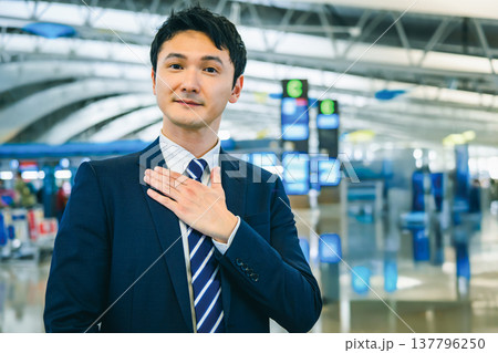 空港で誠意を示す男性 ■撮影協力:関西国際空港(KIX) 空港で誠意を示す男性 ■撮影協力:関西国際空港(KIX) 137796250