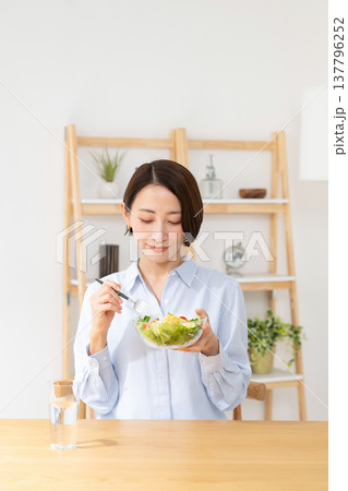 サラダを食べる女性 137796252
