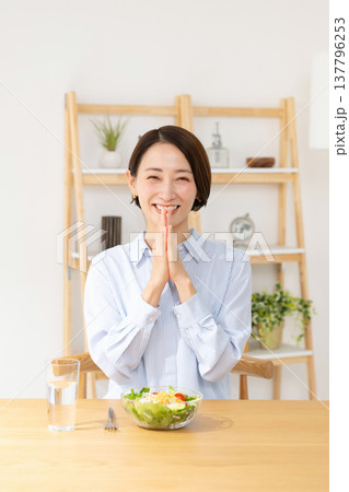 サラダを食べる女性 137796253