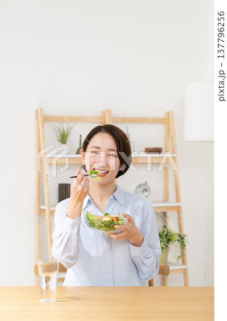 サラダを食べる女性 137796256
