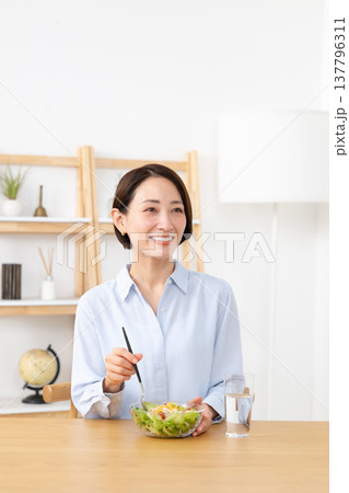 サラダを食べる女性 サラダを食べる女性 137796311