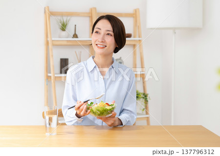 サラダを食べる女性 137796312