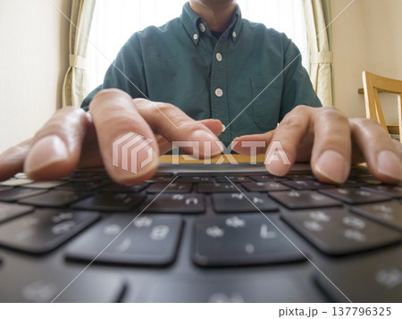 パソコンのキーボードを打つ手元のアップ パソコンのキーボードを打つ手元のアップ 137796325