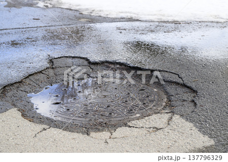 陥没したマンホール 137796329