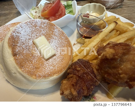 パンケーキと唐揚げとポテトのカフェランチ パンケーキと唐揚げとポテトのカフェランチ 137796643