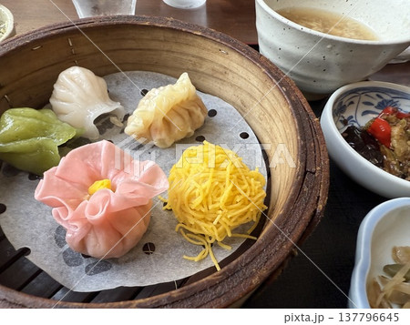 蒸籠に並ぶ彩り点心と飲茶ランチ 137796645