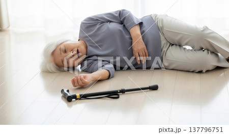 高齢者の転倒事故と骨折リスク 介護事故の現場 137796751