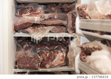 冷凍庫にびっしりと入った鹿肉 冷凍庫にびっしりと入った鹿肉 137796819