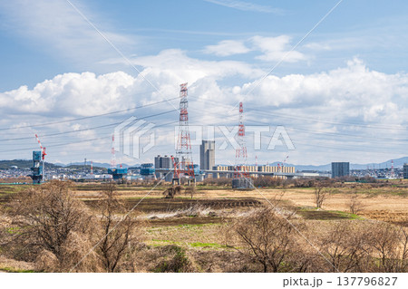 淀川右岸堤防上からの河川敷風景　大阪府高槻市 137796827