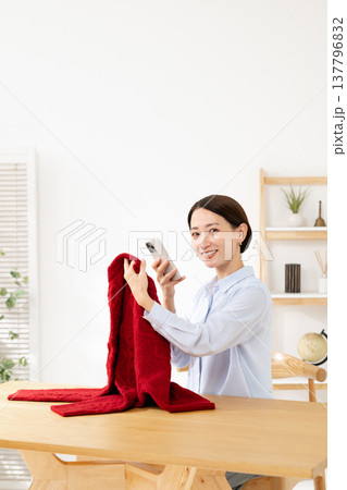 服の写真を撮る女性 服の写真を撮る女性 137796832