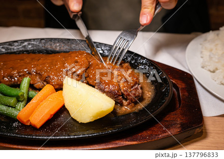 ステーキを食べる男性 ステーキを食べる男性 137796833