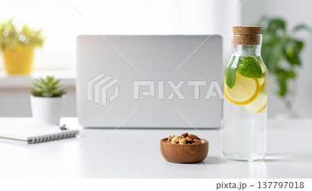 仕事中のリフレッシュとウェルビーイング、デトックスウォーターとナッツがある健康的なワークスペース 仕事中のリフレッシュとウェルビーイング、デトックスウォーターとナッツがある健康的なワークスペース 137797018