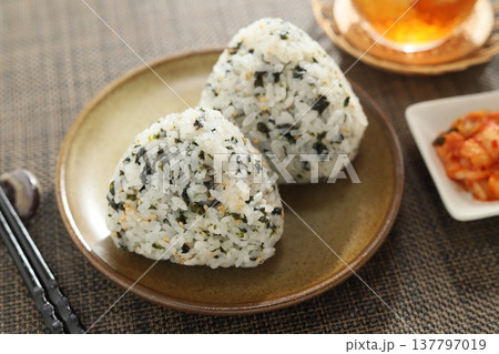 食べると止まらない!韓国海苔おにぎり 食べると止まらない!韓国海苔おにぎり 137797019