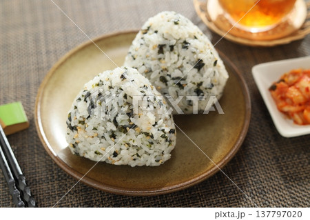食べると止まらない！韓国海苔おにぎり 137797020