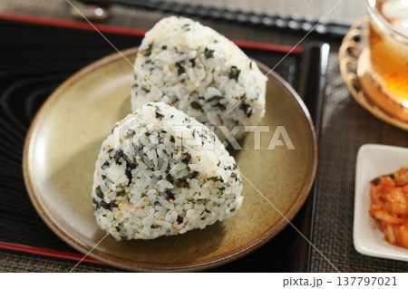 食べると止まらない！韓国海苔おにぎり 137797021