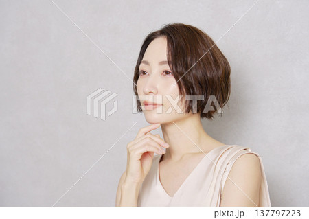 ミドルエイジの女性　ポートレート　グレー背景 137797223