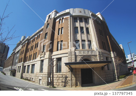快晴青空の神戸税関の庁舎 137797345