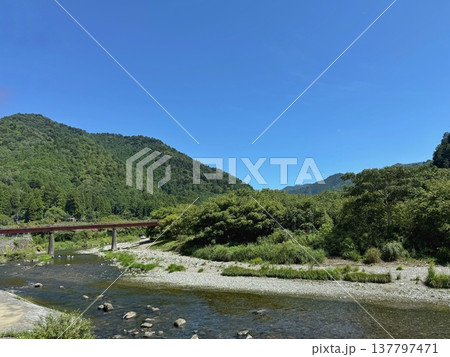 青空と山と川の自然豊かな風景 青空と山と川の自然豊かな風景 137797471
