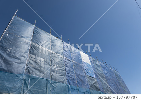 ビルの建設工事 ビルの建設工事 137797707