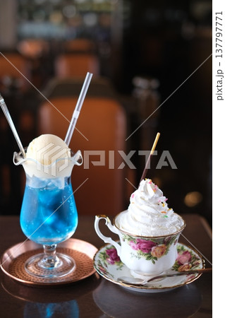 クリームソーダとウインナーコーヒー。カフェで友達とおやつ時間 クリームソーダとウインナーコーヒー。カフェで友達とおやつ時間 137797771