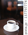 カフェのテーブルに置かれたコーヒー 137797774