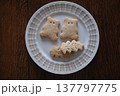 手作りのくまのクッキー 137797775