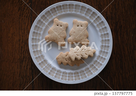 手作りのくまのクッキー 手作りのくまのクッキー 137797775