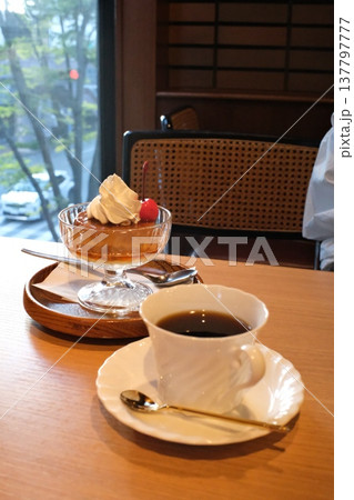 窓際の喫茶店の席でコーヒーとプリン 窓際の喫茶店の席でコーヒーとプリン 137797777