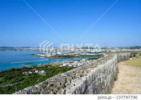 勝連城跡から見る風景　琉球王国の古城 137797796