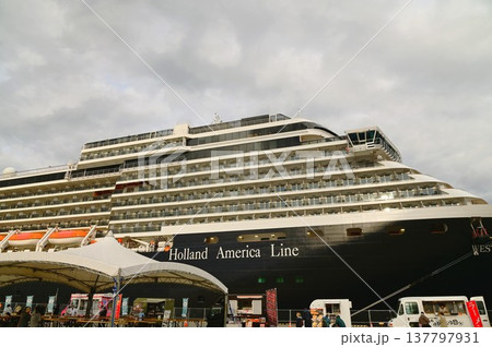 出港を待つクルーズ船ウエステルダム 137797931