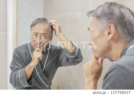 髪の毛に悩みがあるシニア男性 137798037