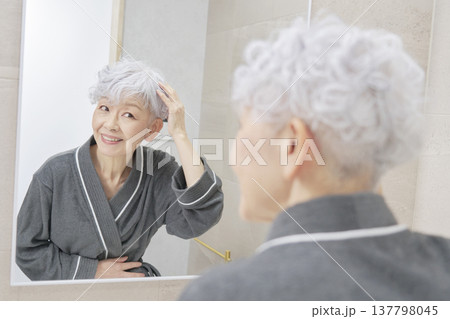 シニア女性　ヘアケア 137798045