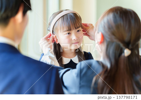 身支度をする女の子 137798171