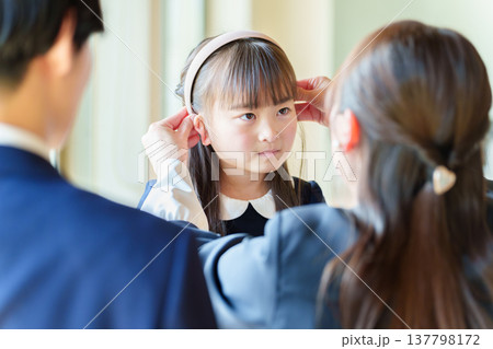 身支度をする女の子 137798172