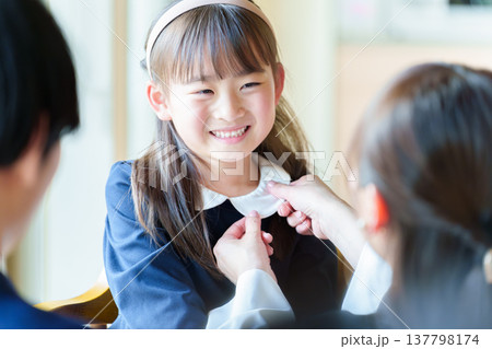 身支度をする女の子 身支度をする女の子 137798174